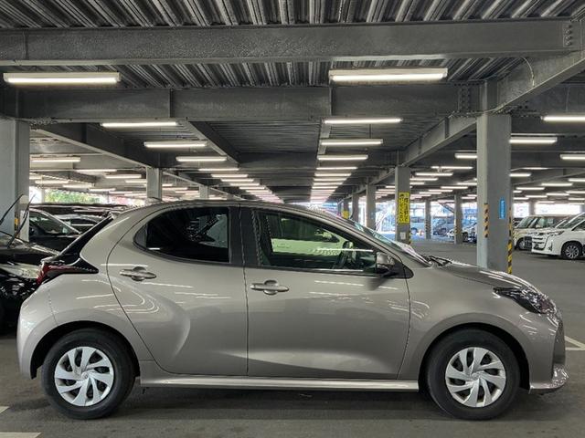 ヤリス Ｇ　Ｂカメラ　エアコン　地デジ　スマートキー＆プッシュスタート　ドライブレコーダー　メモリーナビゲーション　イモビ　横滑り防止システム　クルーズＣ　ＡＢＳ　パワーウィンドウ　パワーステアリング　ナビＴＶ（3枚目）