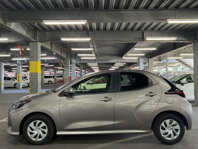 ヤリス Ｇ　Ｂカメラ　エアコン　地デジ　スマートキー＆プッシュスタート　ドライブレコーダー　メモリーナビゲーション　イモビ　横滑り防止システム　クルーズＣ　ＡＢＳ　パワーウィンドウ　パワーステアリング　ナビＴＶ（4枚目）