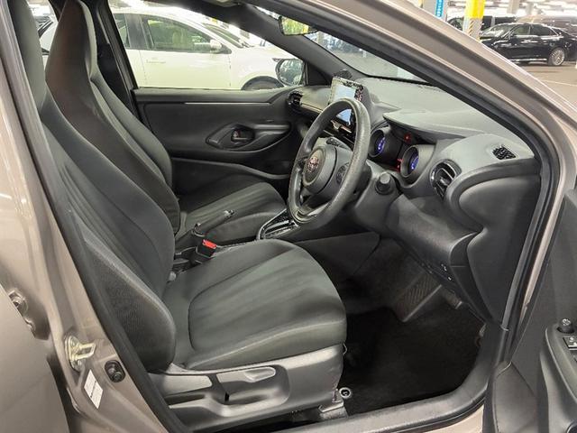 ヤリス Ｇ　Ｂカメラ　エアコン　地デジ　スマートキー＆プッシュスタート　ドライブレコーダー　メモリーナビゲーション　イモビ　横滑り防止システム　クルーズＣ　ＡＢＳ　パワーウィンドウ　パワーステアリング　ナビＴＶ（11枚目）