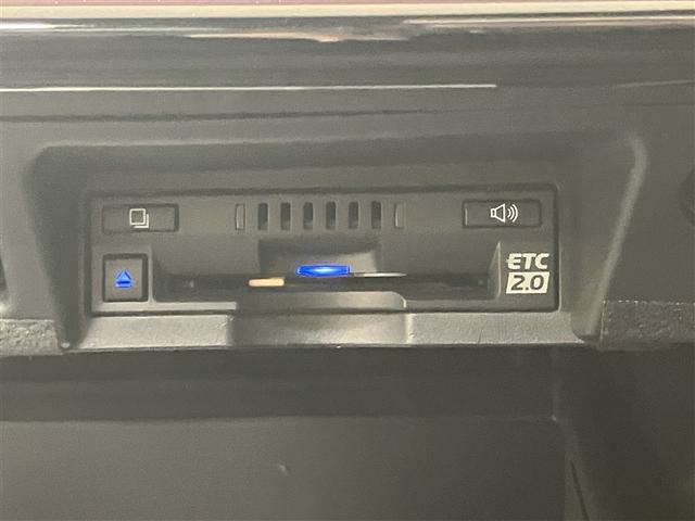 クラウンハイブリッド ＲＳアドバンス　Ｆｏｕｒ　バックモニター　衝突軽減　横滑防止装置　フルセグテレビ　エアコン　ＬＥＤライト　ナビ＆ＴＶ　オートクルーズ　サンルーフ　ドライブレコーダー　スマートキー　電動シート　キーレス　サイドエアバッグ　ＤＶＤ（9枚目）