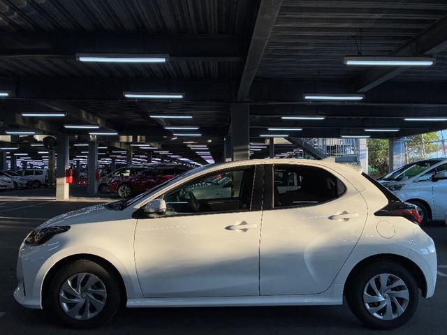 ヤリス Ｘ　ＰＣＳ　スマートキーシステム　元レンタカー　横滑り防止装置付き　ワイヤレスキー　バックガイドモニター　盗難防止　サイドエアバック　エアコン　Ｗエアバッグ　パワーウインドウ　ＥＴＣ付き　パワステ　ナビ（2枚目）