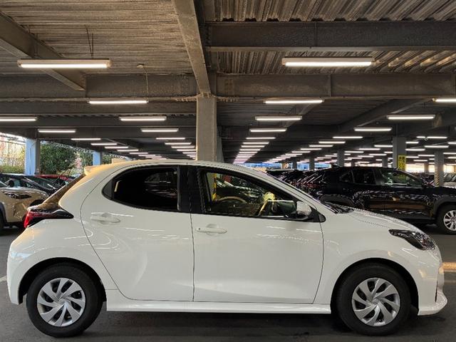 ヤリス Ｘ　ＰＣＳ　スマートキーシステム　元レンタカー　横滑り防止装置付き　ワイヤレスキー　バックガイドモニター　盗難防止　サイドエアバック　エアコン　Ｗエアバッグ　パワーウインドウ　ＥＴＣ付き　パワステ　ナビ（3枚目）