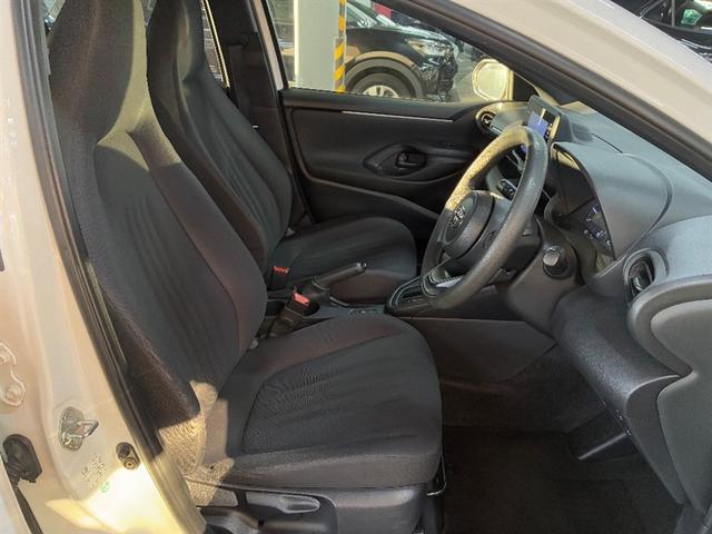 ヤリス Ｘ　ＰＣＳ　スマートキーシステム　元レンタカー　横滑り防止装置付き　ワイヤレスキー　バックガイドモニター　盗難防止　サイドエアバック　エアコン　Ｗエアバッグ　パワーウインドウ　ＥＴＣ付き　パワステ　ナビ（11枚目）