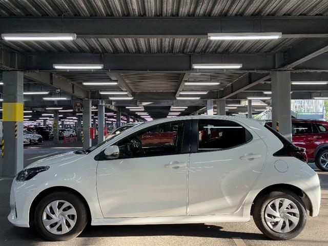 ヤリス Ｘ　ＰＣＳ　スマートキーシステム　元レンタカー　横滑り防止装置付き　ワイヤレスキー　バックガイドモニター　盗難防止　サイドエアバック　エアコン　Ｗエアバッグ　パワーウインドウ　ＥＴＣ付き　パワステ　ナビ（2枚目）