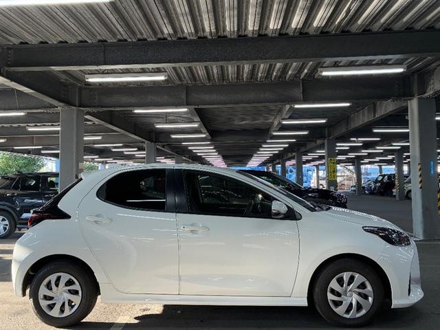 ヤリス Ｘ　ＰＣＳ　スマートキーシステム　元レンタカー　横滑り防止装置付き　ワイヤレスキー　バックガイドモニター　盗難防止　サイドエアバック　エアコン　Ｗエアバッグ　パワーウインドウ　ＥＴＣ付き　パワステ　ナビ（3枚目）