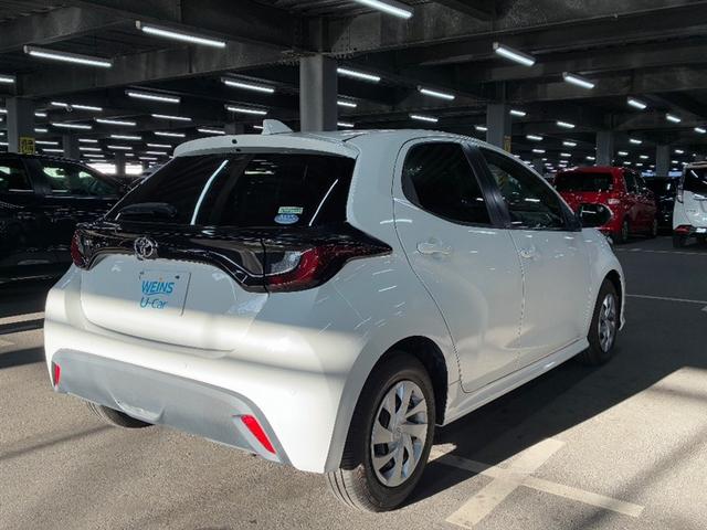 ヤリス Ｘ　ＰＣＳ　スマートキーシステム　元レンタカー　横滑り防止装置付き　ワイヤレスキー　バックガイドモニター　盗難防止　サイドエアバック　エアコン　Ｗエアバッグ　パワーウインドウ　ＥＴＣ付き　パワステ　ナビ（4枚目）