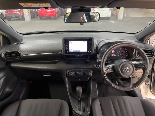 ヤリス Ｘ　ＰＣＳ　スマートキーシステム　元レンタカー　横滑り防止装置付き　ワイヤレスキー　バックガイドモニター　盗難防止　サイドエアバック　エアコン　Ｗエアバッグ　パワーウインドウ　ＥＴＣ付き　パワステ　ナビ（5枚目）