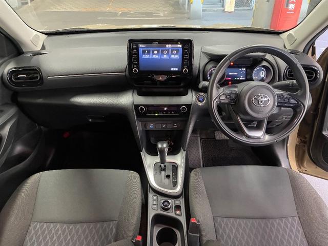 ヤリスクロス Ｇ　衝突軽減装置　ＥＳＣ　サイドエアバッグ　Ａクルコン　盗難防止装置　アルミ　オートエアコン　スマートキー　寒冷地仕様　バックカメラ　４ＷＤ　ＡＢＳ　キーレス　ＥＴＣ　ミュージックプレイヤー接続可（5枚目）