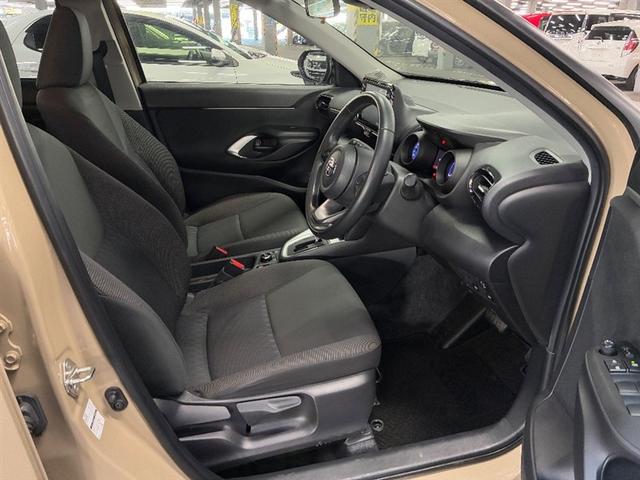 ヤリスクロス Ｇ　衝突軽減装置　ＥＳＣ　サイドエアバッグ　Ａクルコン　盗難防止装置　アルミ　オートエアコン　スマートキー　寒冷地仕様　バックカメラ　４ＷＤ　ＡＢＳ　キーレス　ＥＴＣ　ミュージックプレイヤー接続可（11枚目）