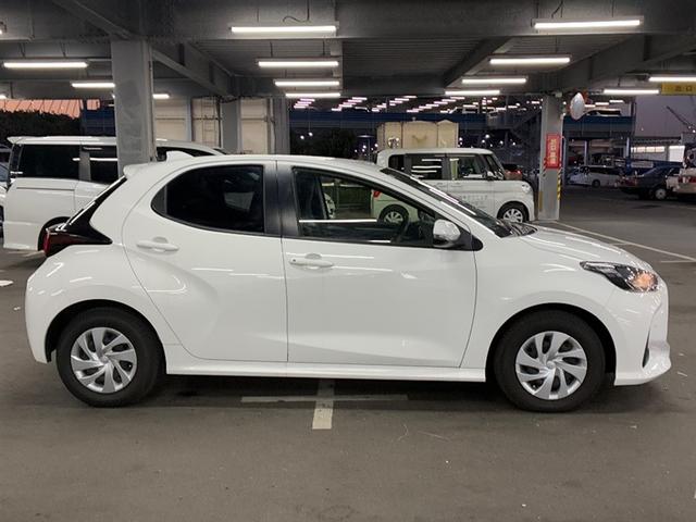 ヤリス Ｘ　ＰＣＳ　スマートキーシステム　元レンタカー　横滑り防止装置付き　ワイヤレスキー　バックガイドモニター　盗難防止　サイドエアバック　エアコン　Ｗエアバッグ　パワーウインドウ　ＥＴＣ付き　パワステ　ナビ（3枚目）