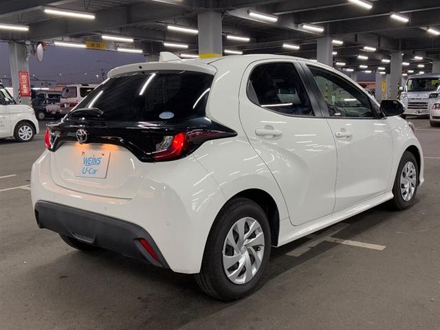 ヤリス Ｘ　ＰＣＳ　スマートキーシステム　元レンタカー　横滑り防止装置付き　ワイヤレスキー　バックガイドモニター　盗難防止　サイドエアバック　エアコン　Ｗエアバッグ　パワーウインドウ　ＥＴＣ付き　パワステ　ナビ（4枚目）