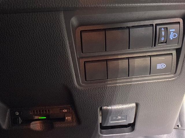 ヤリス Ｘ　ＰＣＳ　スマートキーシステム　元レンタカー　横滑り防止装置付き　ワイヤレスキー　バックガイドモニター　盗難防止　サイドエアバック　エアコン　Ｗエアバッグ　パワーウインドウ　ＥＴＣ付き　パワステ　ナビ（9枚目）