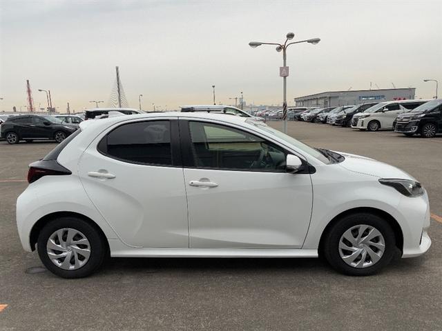 ヤリス Ｘ　ＰＣＳ　スマートキーシステム　元レンタカー　横滑り防止装置付き　ワイヤレスキー　バックガイドモニター　盗難防止　サイドエアバック　エアコン　Ｗエアバッグ　パワーウインドウ　ＥＴＣ付き　パワステ　ナビ（3枚目）