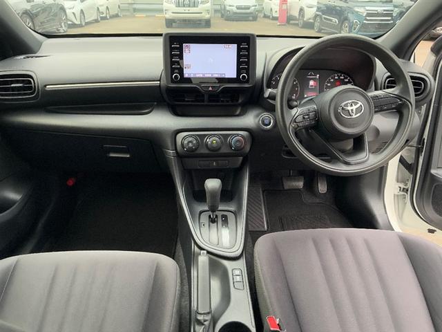 ヤリス Ｘ　ＰＣＳ　スマートキーシステム　元レンタカー　横滑り防止装置付き　ワイヤレスキー　バックガイドモニター　盗難防止　サイドエアバック　エアコン　Ｗエアバッグ　パワーウインドウ　ＥＴＣ付き　パワステ　ナビ（5枚目）