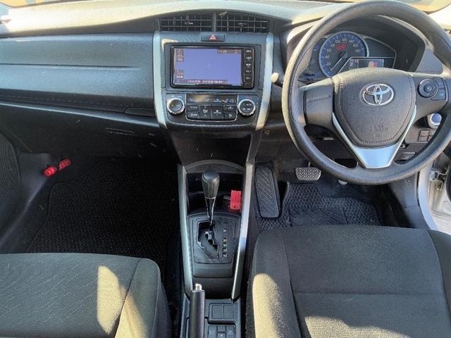 カローラフィールダー ハイブリッド EX スマートキー&プッシュスタート サイドエアバック Bモニター ワンセグ オートエアコン 横滑り防止装置 ナビTV ETC キーレス メモリーナビ ABS パワステ エアバッグ 盗難防止 AUX(5枚目)