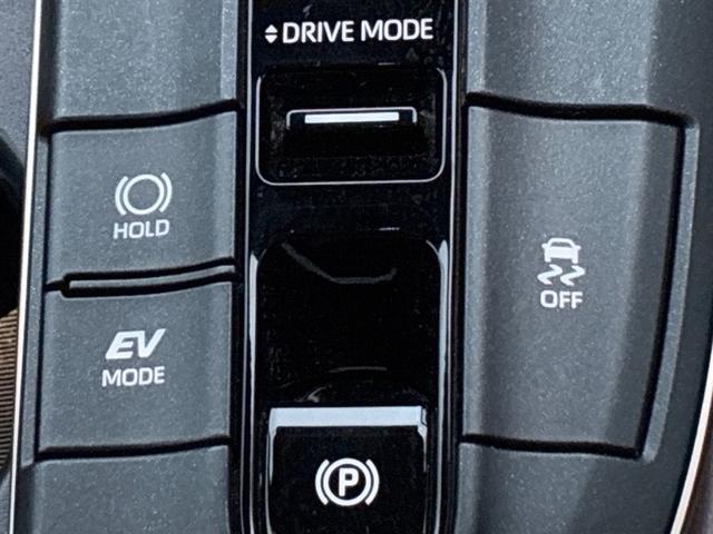 クラウンクロスオーバー Ｇアドバンスド・レザーパッケージ　ＴＳＳ　ハーフレザー　フルセグＴＶ　パワーシート　ＬＥＤヘッドライト　クルーズコントロール　Ｂカメラ　エアロ　ドライブレコーダ　オートエアコン　アルミホイル　ＥＴＣ付　横滑り防止装置　４ＷＤ　ＴＶ（8枚目）