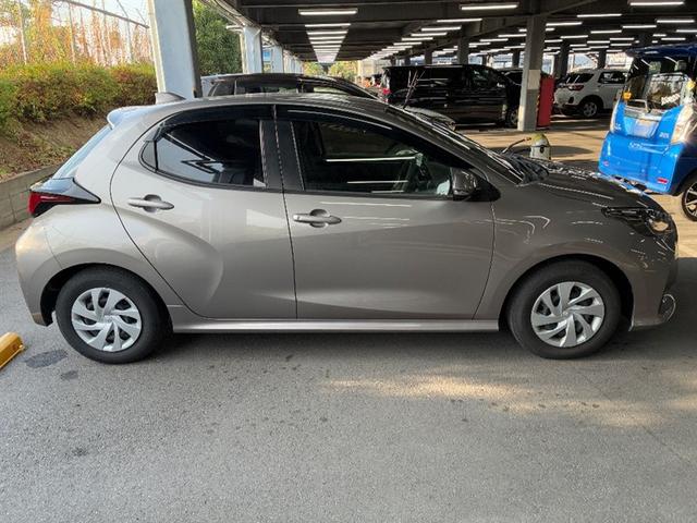 ヤリス X PCS スマートキーシステム 横滑り防止装置付き ワイヤレスキー バックガイドモニター 盗難防止 サイドエアバック エアコン Wエアバッグ パワーウインドウ ETC付き パワステ 運転席エアバッグ(3枚目)