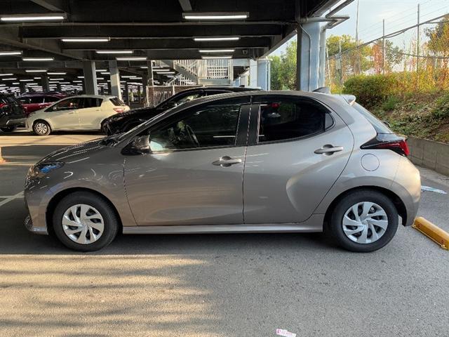 ヤリス X PCS スマートキーシステム 横滑り防止装置付き ワイヤレスキー バックガイドモニター 盗難防止 サイドエアバック エアコン Wエアバッグ パワーウインドウ ETC付き パワステ 運転席エアバッグ(4枚目)