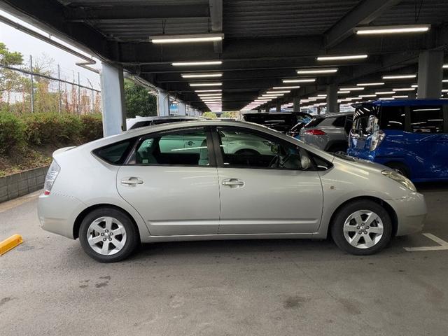 プリウス Ｓ　パワステ　パワーウィンドウ　スマキー　ＡＡＣ　キーレスエントリー　運転席エアバッグ　横滑り防止装置　アルミホイール　盗難防止システム　ＡＢＳ　ＥＴＣ　ダブルエアバッグ（3枚目）