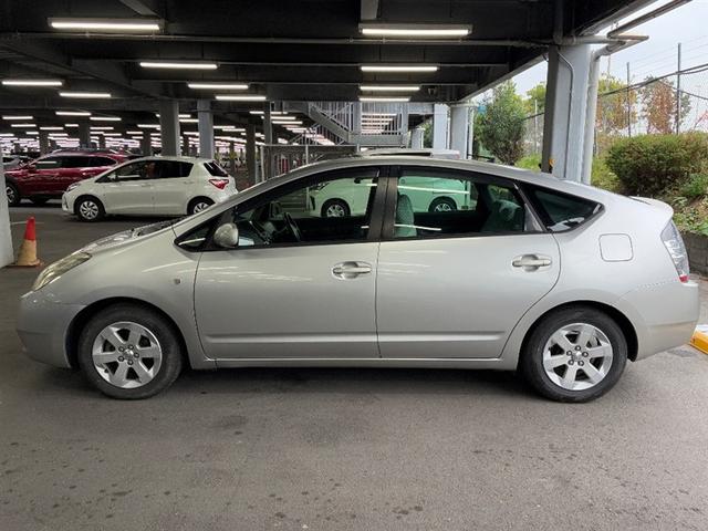 プリウス Ｓ　パワステ　パワーウィンドウ　スマキー　ＡＡＣ　キーレスエントリー　運転席エアバッグ　横滑り防止装置　アルミホイール　盗難防止システム　ＡＢＳ　ＥＴＣ　ダブルエアバッグ（4枚目）