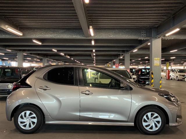 ヤリス X PCS スマートキーシステム 元レンタカー 横滑り防止装置付き ワイヤレスキー バックガイドモニター 盗難防止 サイドエアバック エアコン Wエアバッグ パワーウインドウ ETC付き パワステ ナビ(3枚目)