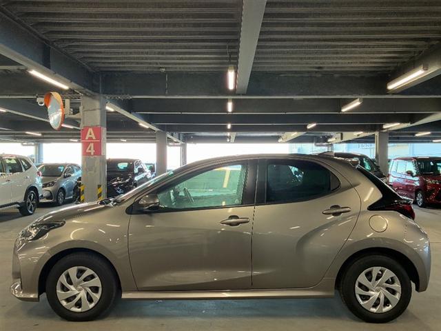 ヤリス X PCS スマートキーシステム 元レンタカー 横滑り防止装置付き ワイヤレスキー バックガイドモニター 盗難防止 サイドエアバック エアコン Wエアバッグ パワーウインドウ ETC付き パワステ ナビ(4枚目)