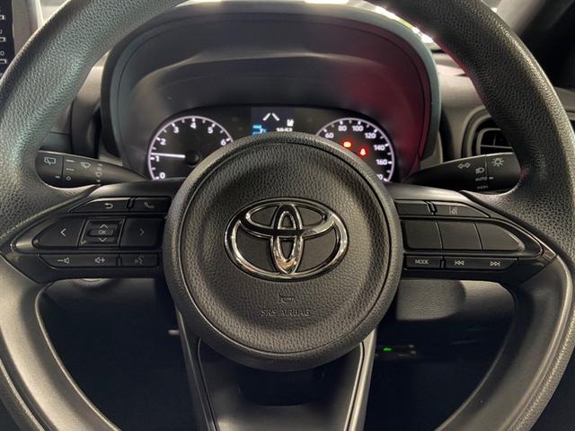 ヤリス X PCS スマートキーシステム 元レンタカー 横滑り防止装置付き ワイヤレスキー バックガイドモニター 盗難防止 サイドエアバック エアコン Wエアバッグ パワーウインドウ ETC付き パワステ ナビ(9枚目)