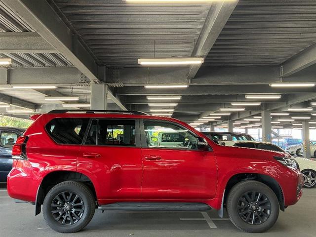 ランドクルーザープラド TX Lパッケージ マットブラックエディション オートクルーズ 踏み間違い防止装置 ナビ付 セキュリティー 電動パワーシート アルミ ETC車載器 3列シート LEDヘッドライト キーレス 4WD サンルーフ ミュージックプレイヤー接続可 ABS(3枚目)