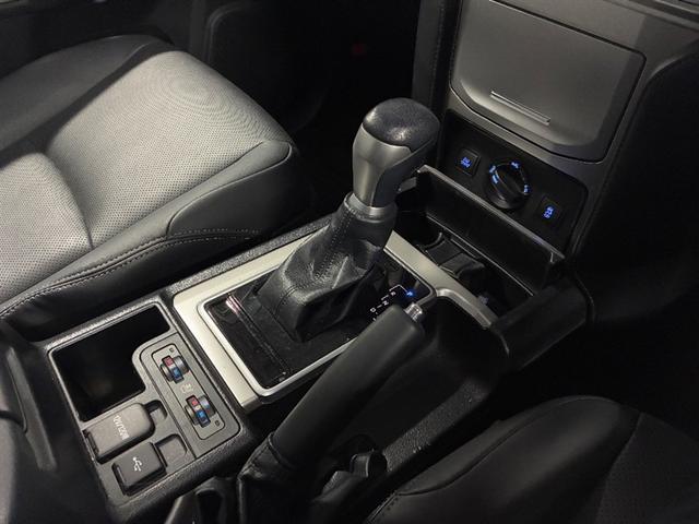 ランドクルーザープラド TX Lパッケージ マットブラックエディション オートクルーズ 踏み間違い防止装置 ナビ付 セキュリティー 電動パワーシート アルミ ETC車載器 3列シート LEDヘッドライト キーレス 4WD サンルーフ ミュージックプレイヤー接続可 ABS(9枚目)