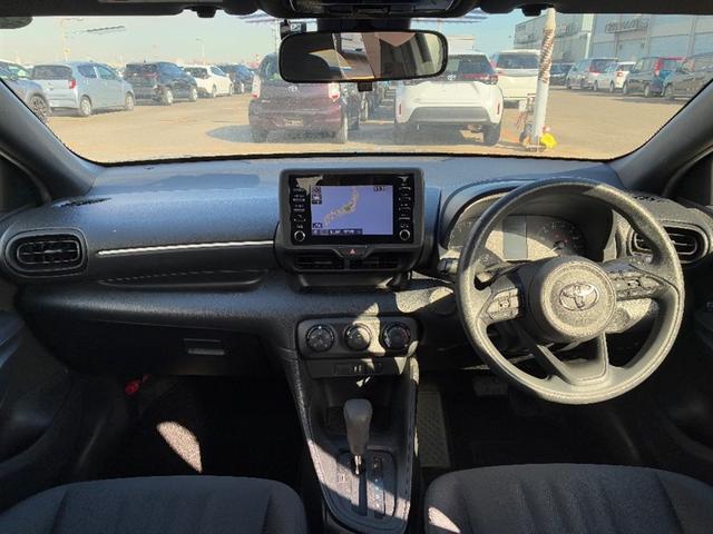 ヤリス Ｘ　被害軽減ブレーキ　寒冷地　Ｂカメラ　ドラレコ付　キーレスエントリー　ミュージックプレイヤー接続可　クルーズコントロール　ＥＴＣ車載器　ＥＳＣ　サイドエアバッグ　メモリーナビ　パワーステアリング　ＡＢＳ（5枚目）