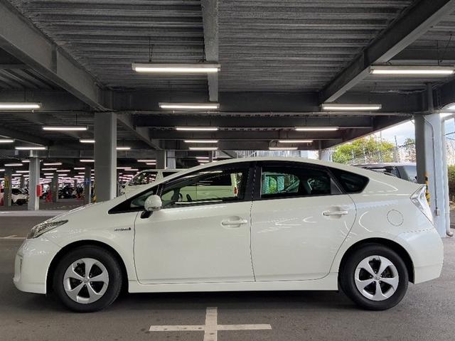 プリウス Ｓ　Ｂモニタ－　ＡＵＸ接続可　インテリキー　デュアルエアバック　エアＢ　イモビライザー　ドライブレコ－ダ－　ナビＴＶ　ＡＵＴＯエアコン　横スベリ防止　アルミホイール　ＥＴＣ装備　ＡＢＳ　サイドエアバッグ（2枚目）