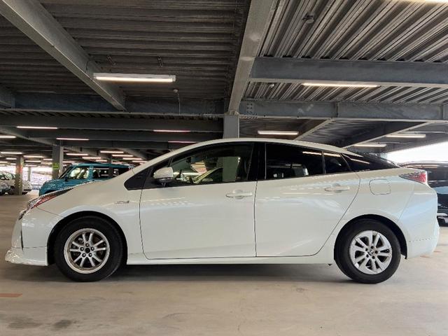 プリウス Ｓ　ＬＥＤヘット　盗難防止システム　スマキー　ＡＣ　ナビ＆ＴＶ　ドライブレコーダー　メディアプレイヤー接続　横滑り防止システム　バックガイドモニター　ＥＴＣ車載器　アルミホイール　運転席パワーウィンドウ（4枚目）