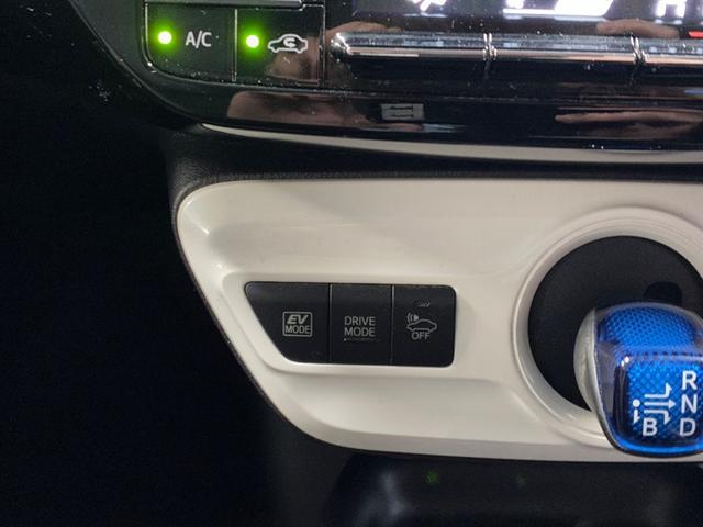 プリウス Ｓ　ＬＥＤヘット　盗難防止システム　スマキー　ＡＣ　ナビ＆ＴＶ　ドライブレコーダー　メディアプレイヤー接続　横滑り防止システム　バックガイドモニター　ＥＴＣ車載器　アルミホイール　運転席パワーウィンドウ（10枚目）
