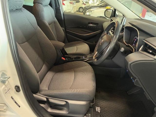 カローラ ハイブリッド　Ｓ　スマートキ　横滑り防止機能　ＬＥＤヘッドライト　ミュージックプレイヤー接続可　盗難防止装置　キーレス　オートエアコン　クルコン　リヤカメラ　メモリナビ　フルセグ　パワーステアリング　ＡＷ　ＡＢＳ（11枚目）