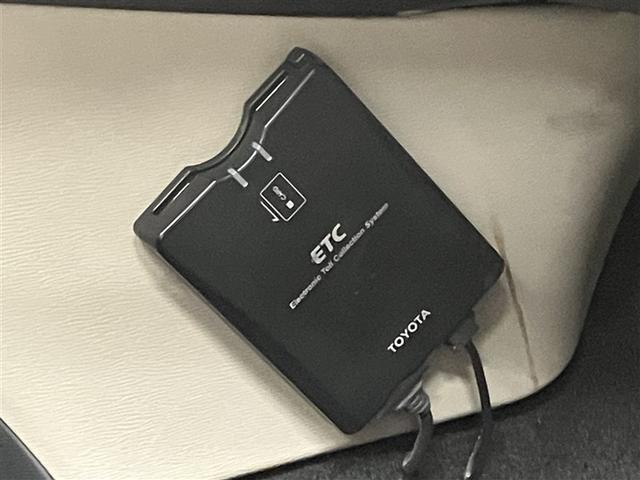 アベンシスワゴン Ｌｉ　ハーフレザー　スマキー　クルコン　盗難防止システム　ＤＶＤ再生　ＥＴＣ　アルミ　ナビ＆ＴＶ　エアバック　Ｗエアバック　メモリーナビ　横滑り防止機能　キーレス　ミュージックプレイヤー接続可　ＡＢＳ（8枚目）