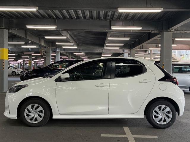 ヤリス Ｘ　被害軽減ブレーキ　寒冷地　Ｂカメラ　ドラレコ付　キーレスエントリー　ミュージックプレイヤー接続可　クルーズコントロール　ＥＴＣ車載器　ＥＳＣ　サイドエアバッグ　メモリーナビ　パワーステアリング　ＡＢＳ（4枚目）