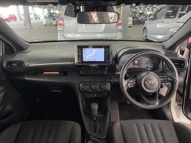 ヤリス Ｘ　被害軽減ブレーキ　寒冷地　Ｂカメラ　ドラレコ付　キーレスエントリー　ミュージックプレイヤー接続可　クルーズコントロール　ＥＴＣ車載器　ＥＳＣ　サイドエアバッグ　メモリーナビ　パワーステアリング　ＡＢＳ（5枚目）