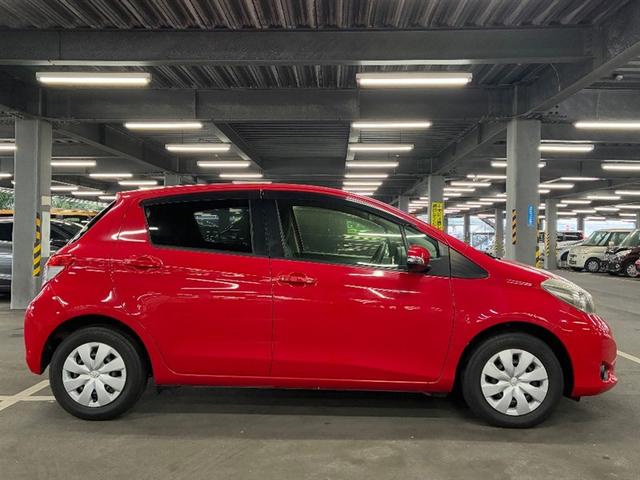 ヴィッツ Ｆ　スマイルエディション　スマートキー・プッシュスタート　運転席助手席エアバッグ　パワステ　盗難防止システム　パワーウィンドウ　オートエアコン　キーフリー　ＥＴＣ　ＡＢＳ　運転席エアバッグ（3枚目）