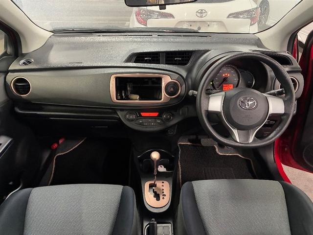ヴィッツ Ｆ　スマイルエディション　スマートキー・プッシュスタート　運転席助手席エアバッグ　パワステ　盗難防止システム　パワーウィンドウ　オートエアコン　キーフリー　ＥＴＣ　ＡＢＳ　運転席エアバッグ（5枚目）