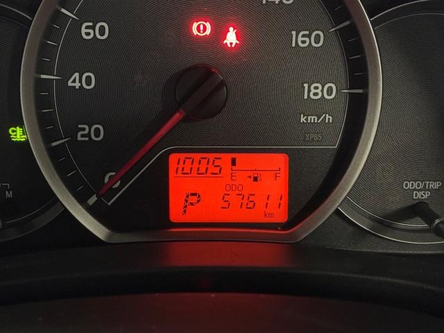 ヴィッツ Ｆ　スマイルエディション　スマートキー・プッシュスタート　運転席助手席エアバッグ　パワステ　盗難防止システム　パワーウィンドウ　オートエアコン　キーフリー　ＥＴＣ　ＡＢＳ　運転席エアバッグ（6枚目）