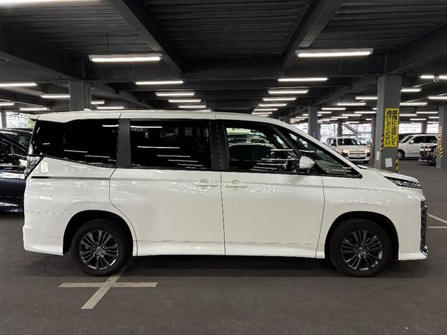 ヴォクシー Ｓ－Ｇ　ドライブレコーダー　エアコン　パワーウィンドウ　盗難防止システム　３列シート　横滑り防止装置　ＬＥＤライト　ＡＢＳ　Ｂカメラ　ミュージックプレイヤー接続可　アルミホイール　パワースライドドア　４ＷＤ（3枚目）