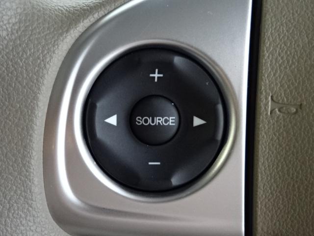 ハンドルにオーディオの操作スイッチが装備されています！視線を前方から外さずハンドルから手を離さずに操作できるのでとっても安全ですね♪