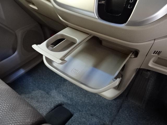 収納式カップホルダーは手の届きやすい位置にあります。