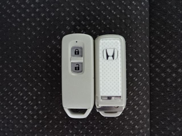 スマートキー付！キーを取り出さなくてもドアロックの施錠・開錠、エンジンの始動が出来ます！雨の日や荷物の多い日にとても便利ですね♪