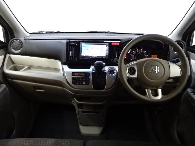 ドライバーを包み込むように、ディスプレーやスイッチ、コンソールを配置。座った瞬間から運転への期待が！空間そのものの心地よさにこだわっています。