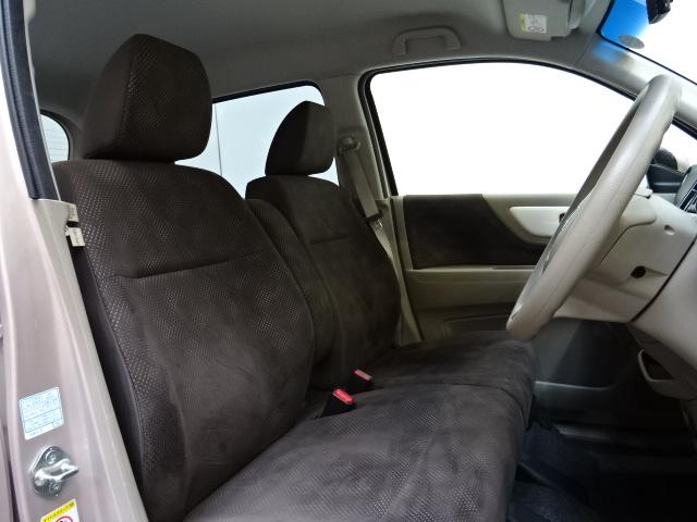 フロントシートはベンチシートタイプ♪　センターには格納式アームレストも付いています！！室内空間は広々で移動も楽々です♪狭い駐車空間など助手席ドアから出たい時にも大変便利ですよ♪