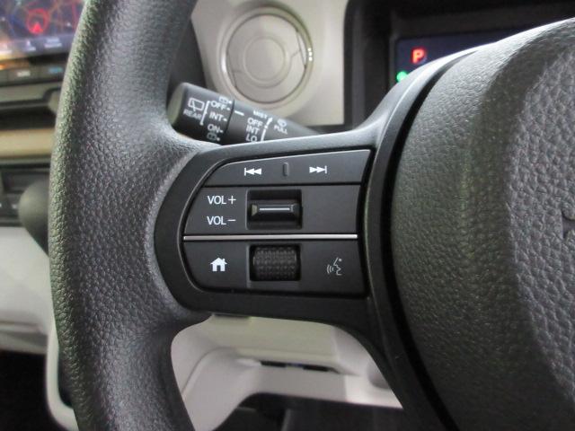 ハンドルにオーディオの操作スイッチが装備されています！視線を前方から外さずハンドルから手を離さずに操作できるのでとっても安全ですね♪