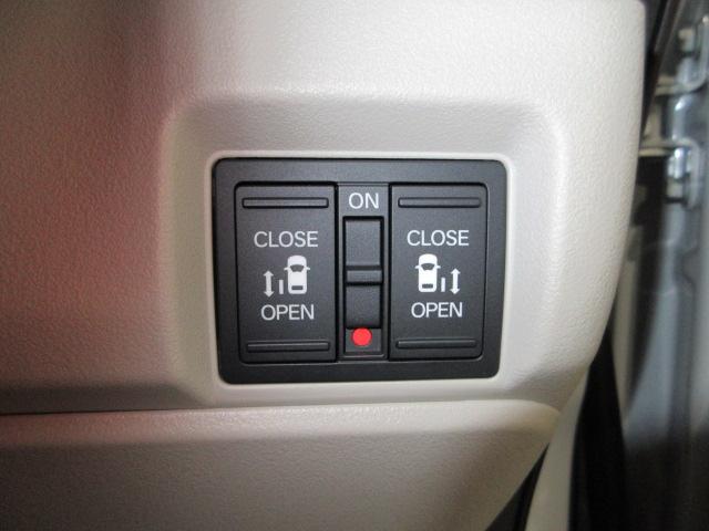 両側電動スライドドア！！荷物で手が塞がる時など簡単にドアの開閉が出来ます！何より力いらずで開閉ＯＫ！女性やお年寄りにも優しい♪電動機能はＯＦＦにもできますから元気なお子様の駆け出しも安心！