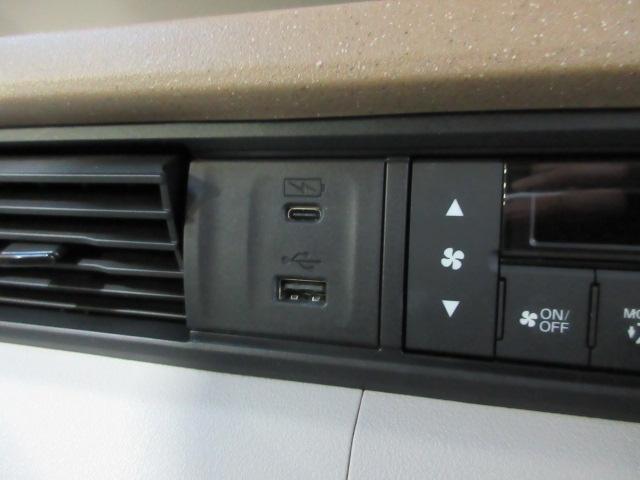 通常のＵＳＢ入力端子の他にスマホ充電に対応したＵＳＢ−Ｃ端子を所装備！