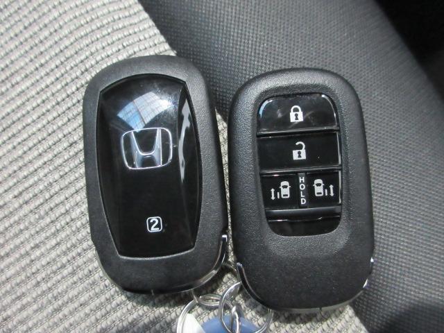 スマートキー付！キーを取り出さなくてもドアロックの施錠・開錠、エンジンの始動が出来ます！雨の日や荷物の多い日にとても便利ですね♪